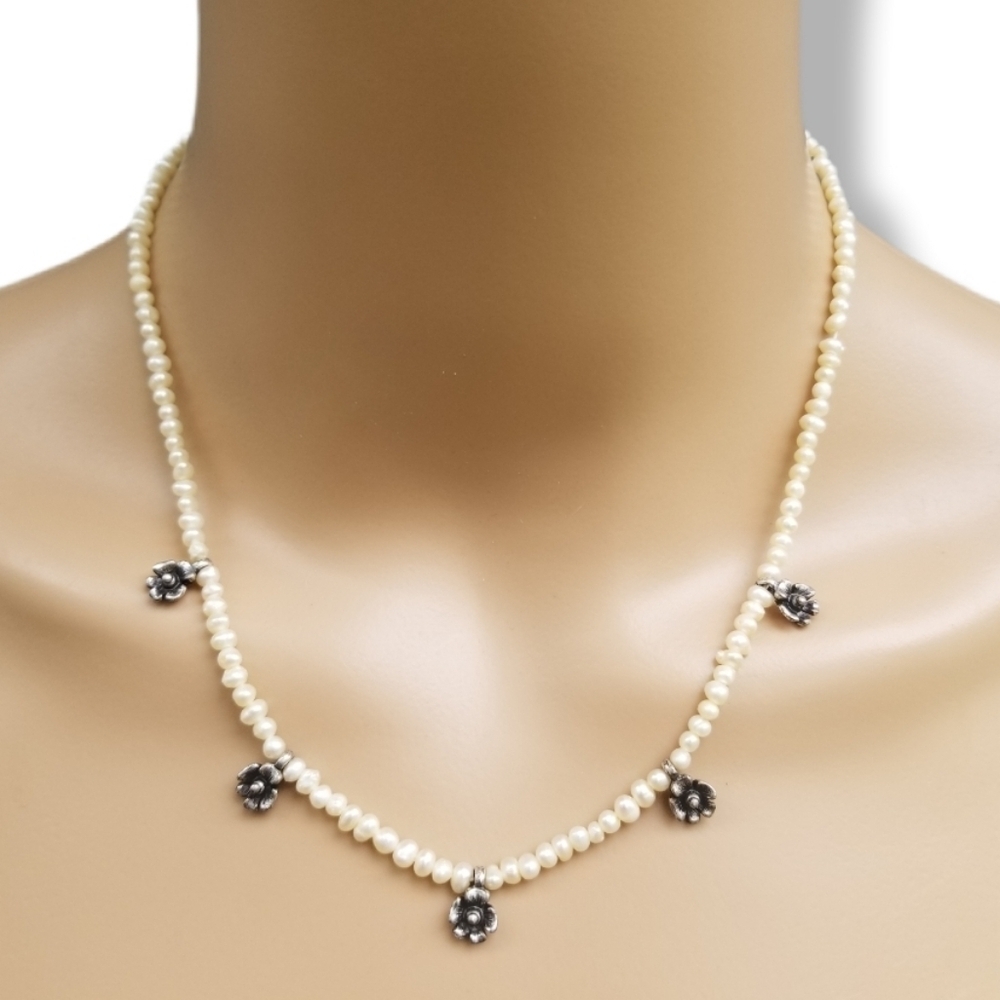 ANNE KLEIN VINTAGE DAINTY GLASS SEED PEARL & SILVERTONE FLOWER NECKLACE